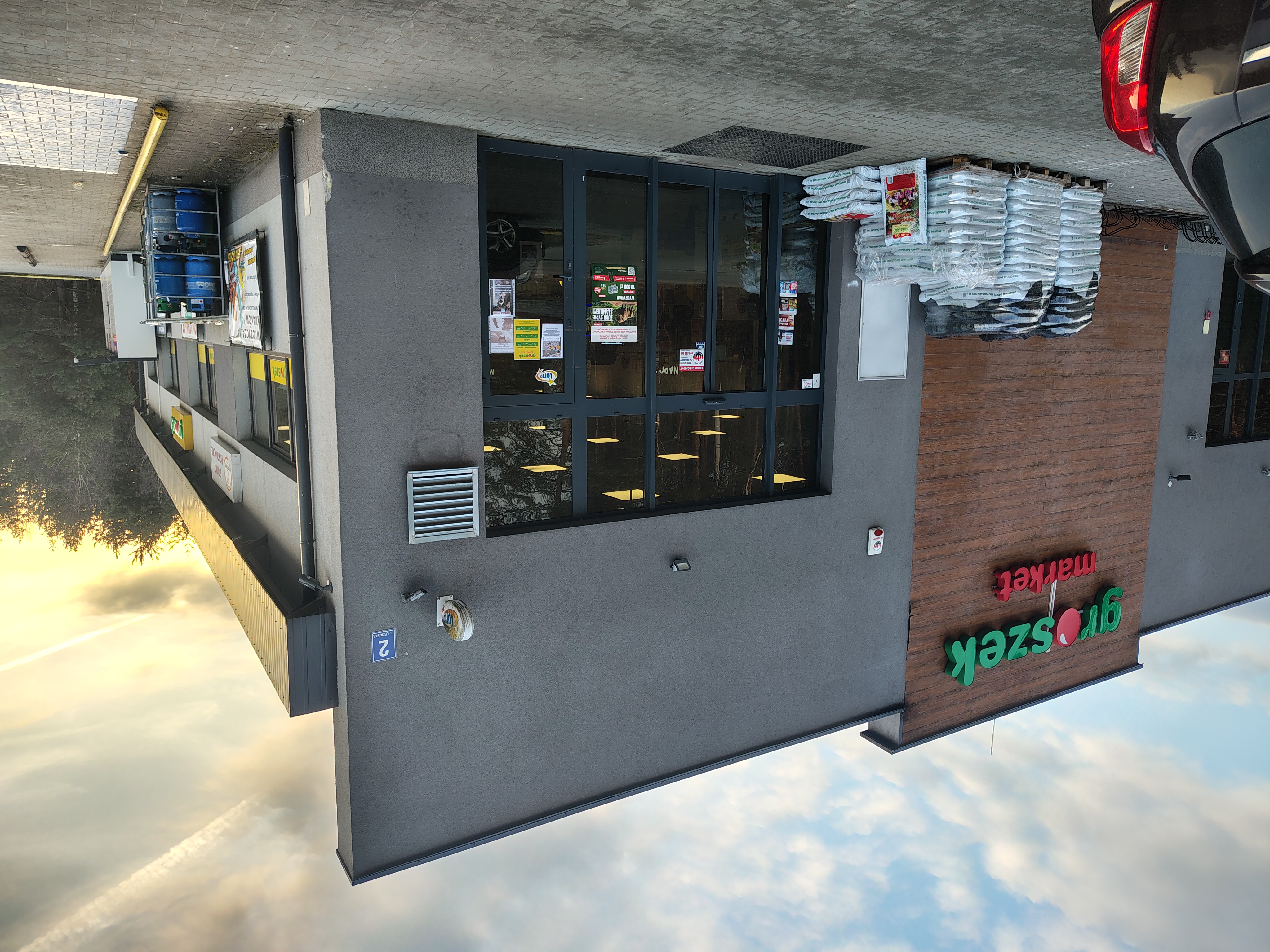 Supermarket Groszek Harasiuki - elewacja 7