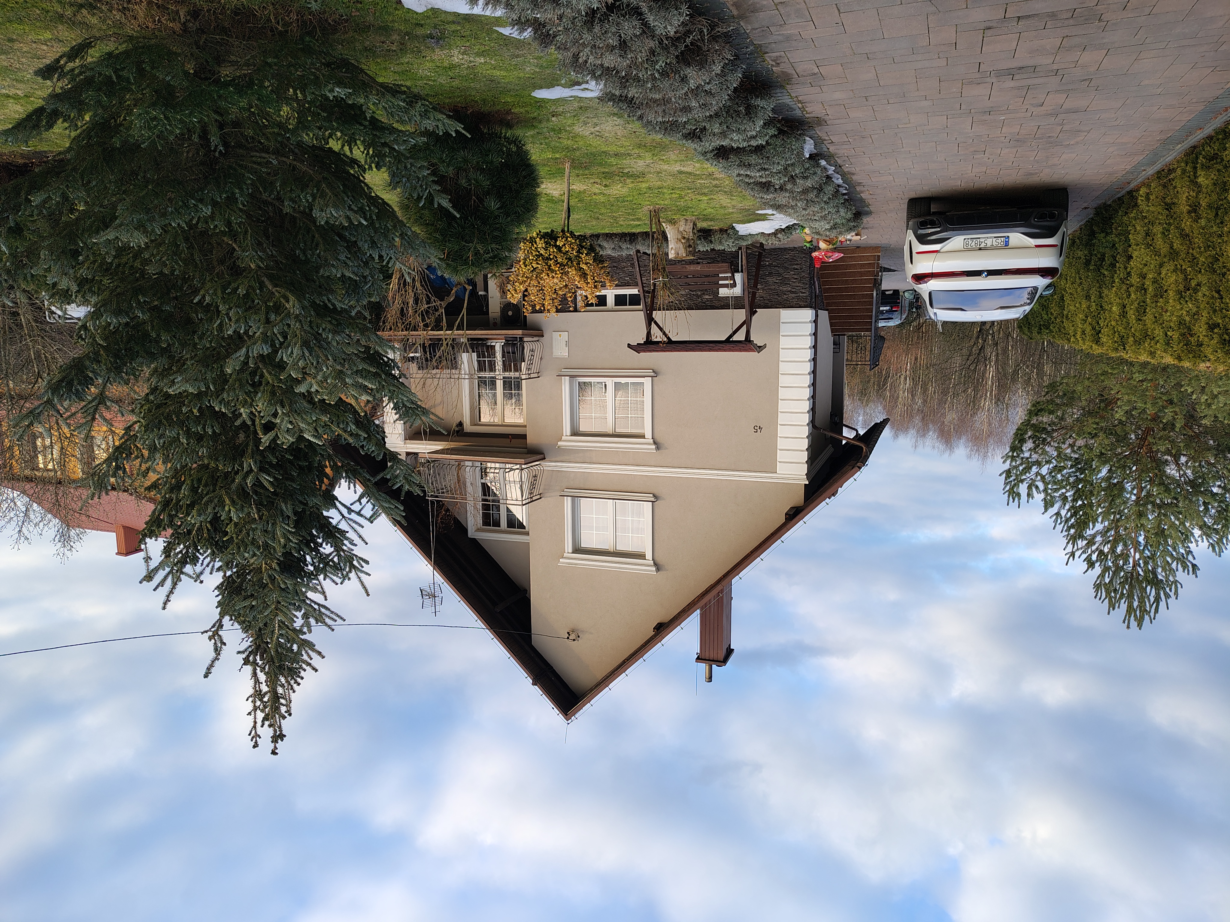 Dom jednorodzinny beżowa elewacja - widok 1