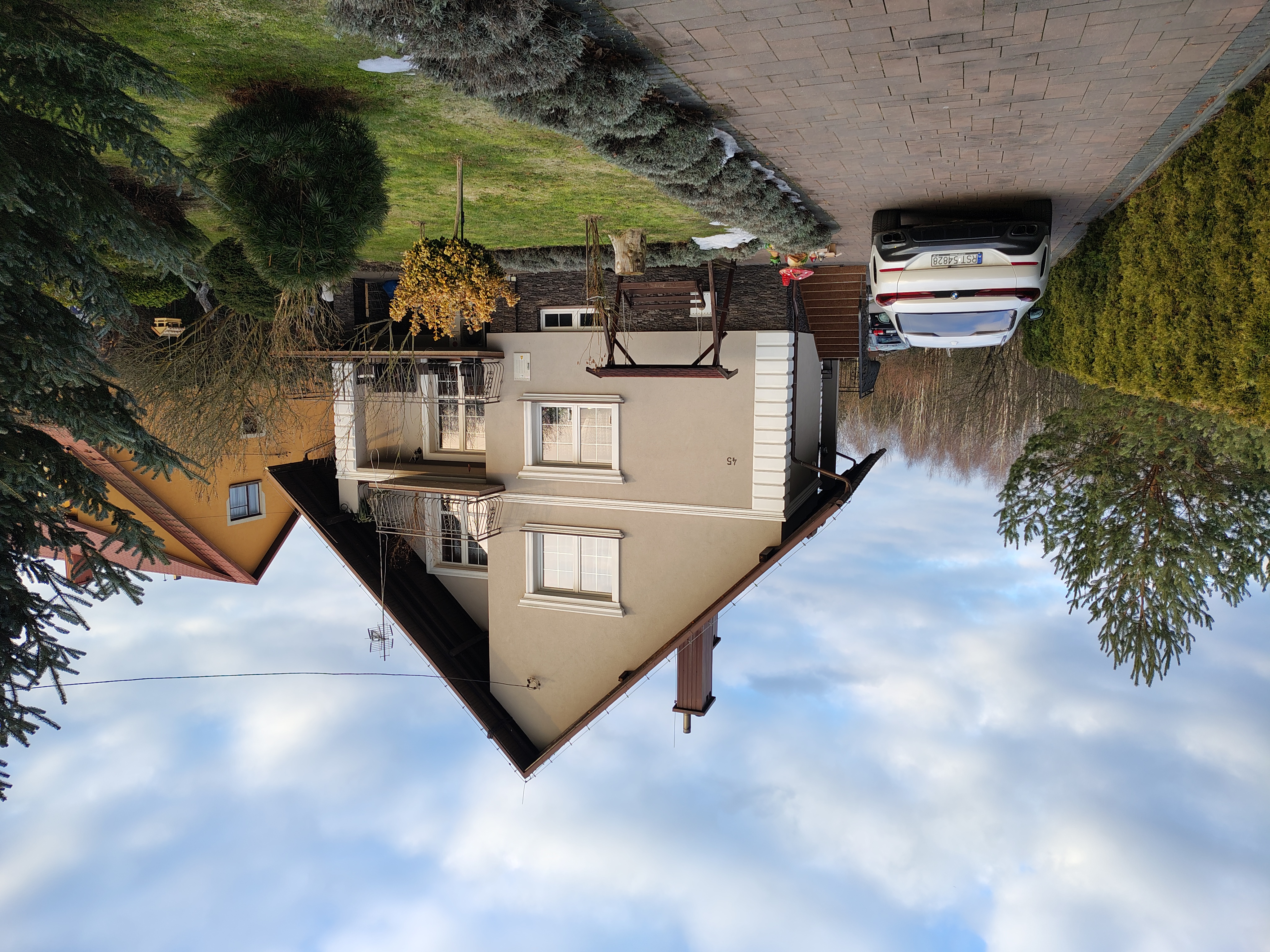 Dom jednorodzinny beżowa elewacja - widok 2