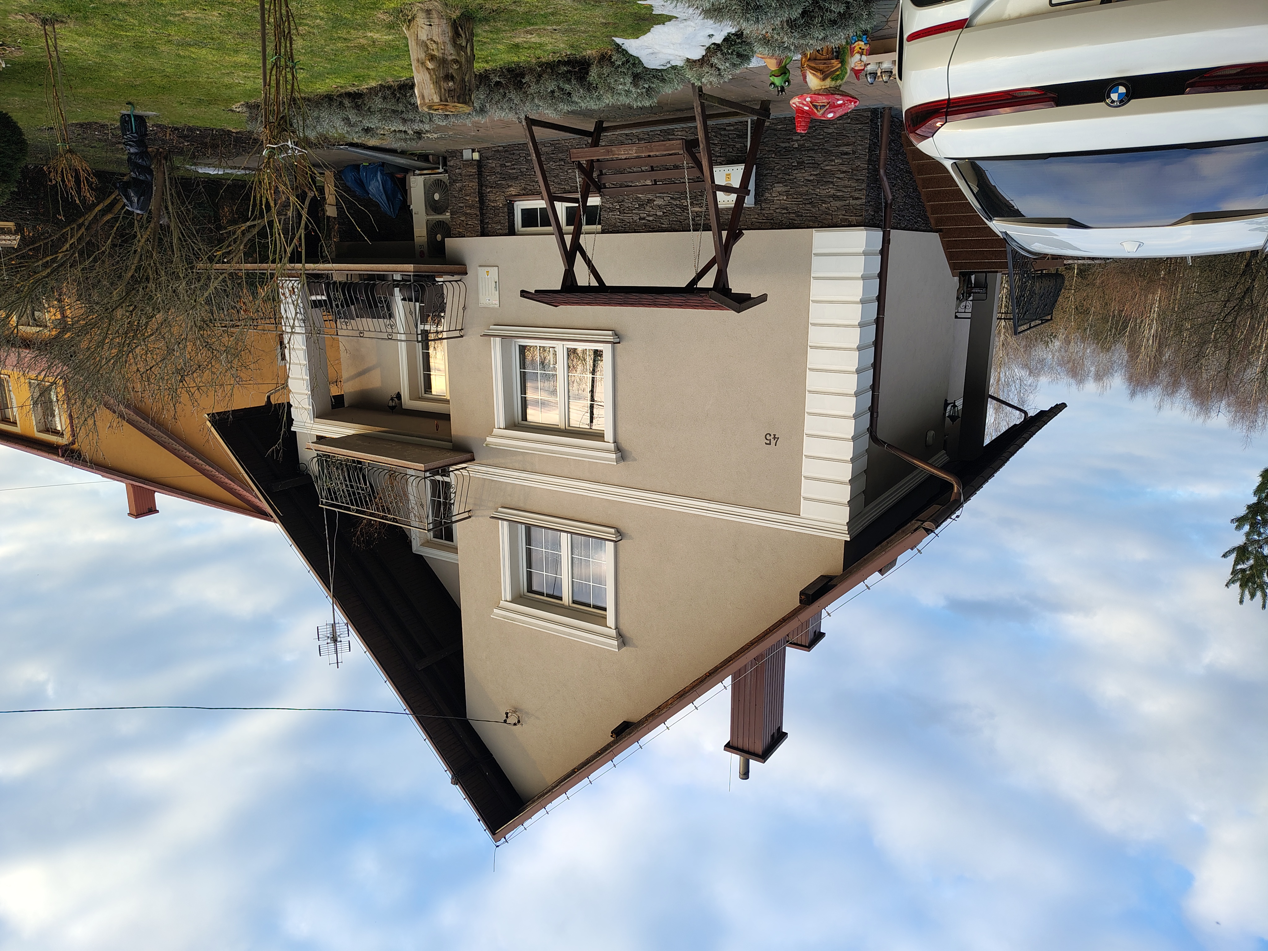 Dom jednorodzinny beżowa elewacja - widok 3