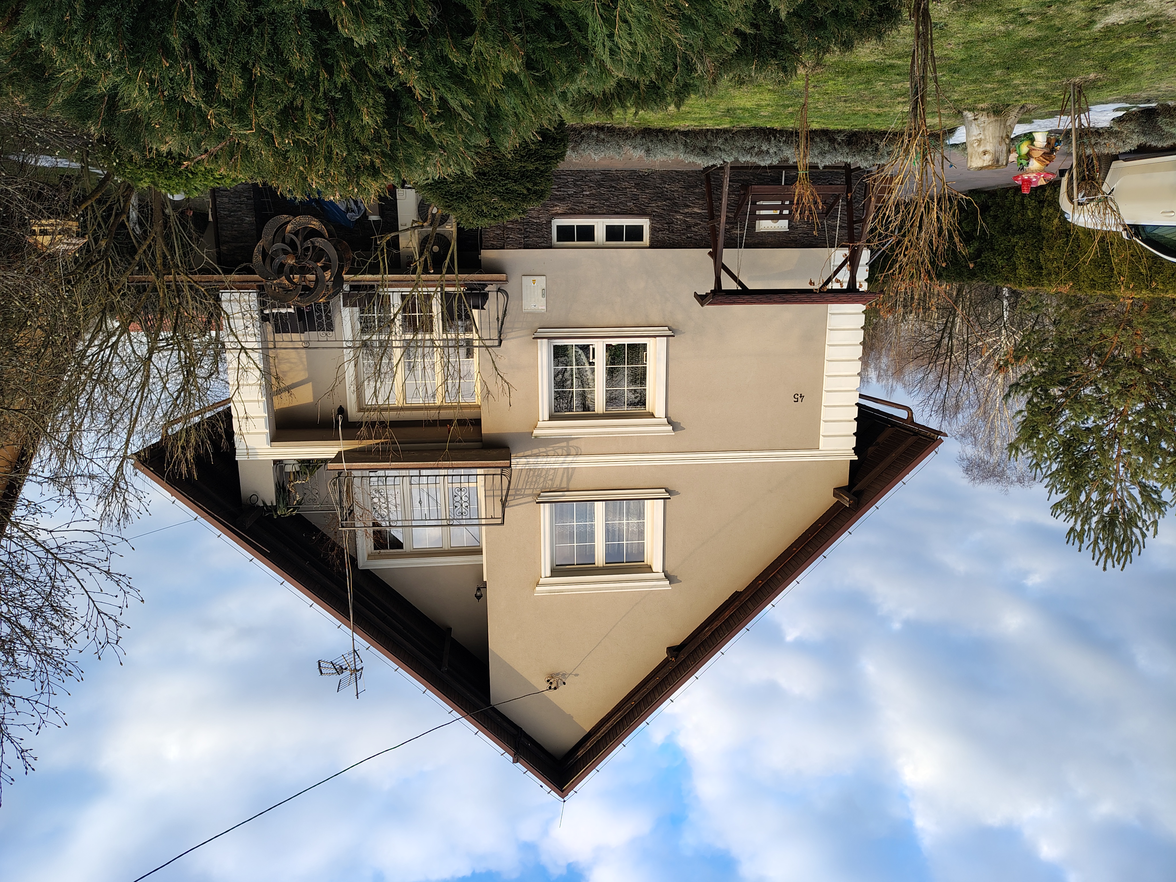 Dom jednorodzinny beżowa elewacja - widok 4