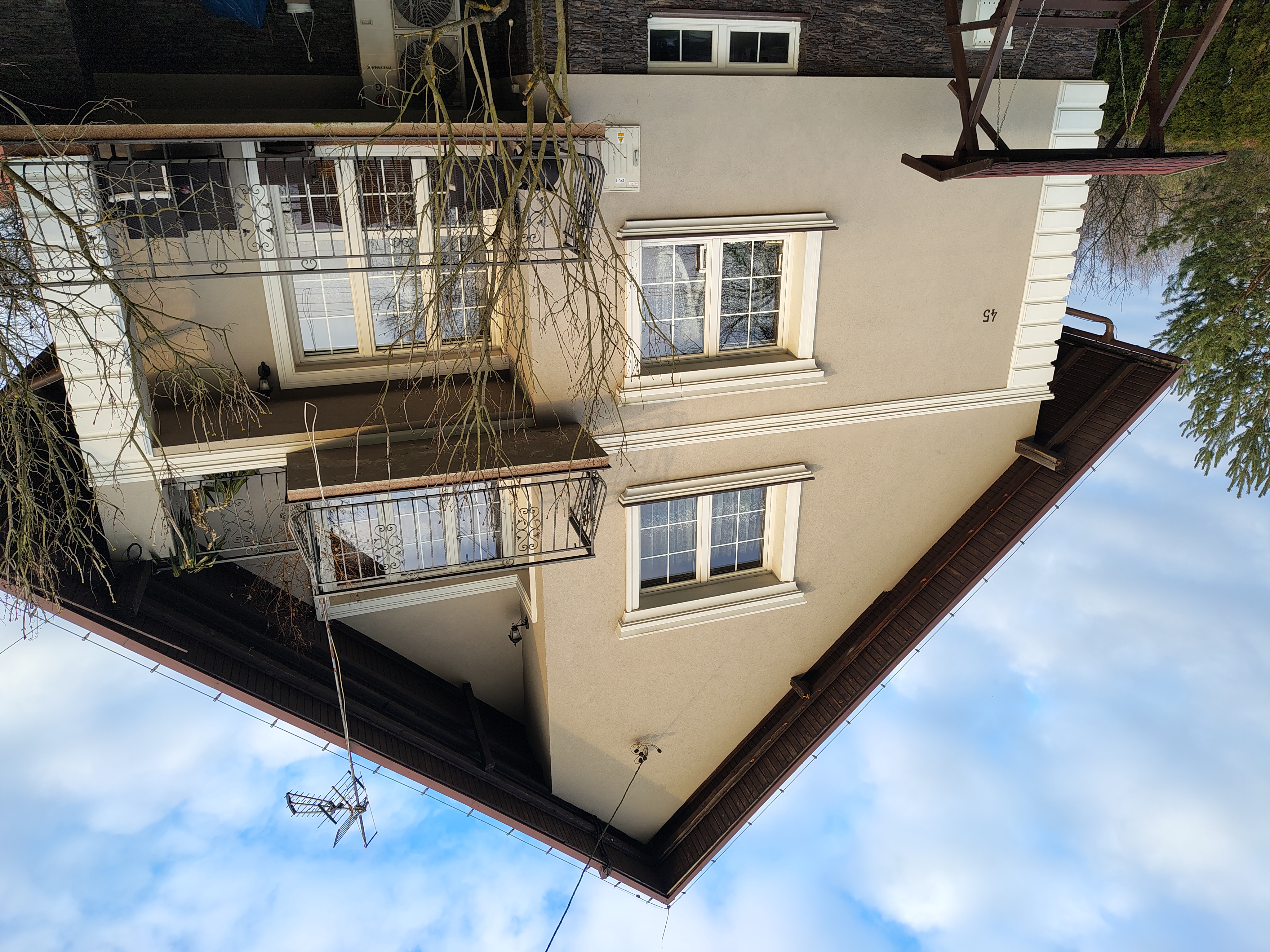 Dom jednorodzinny beżowa elewacja - widok 5