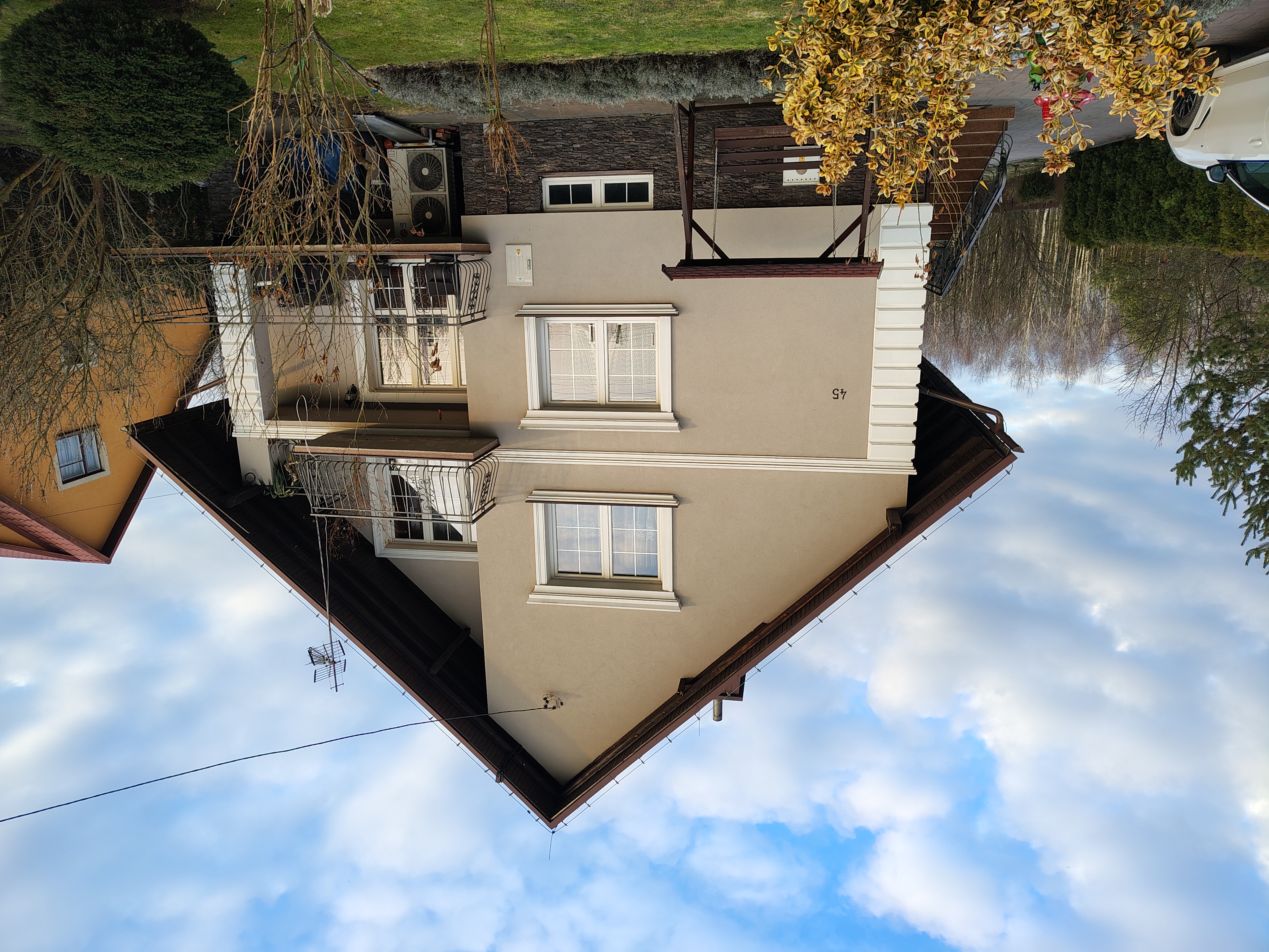 Dom jednorodzinny beżowa elewacja - widok 6