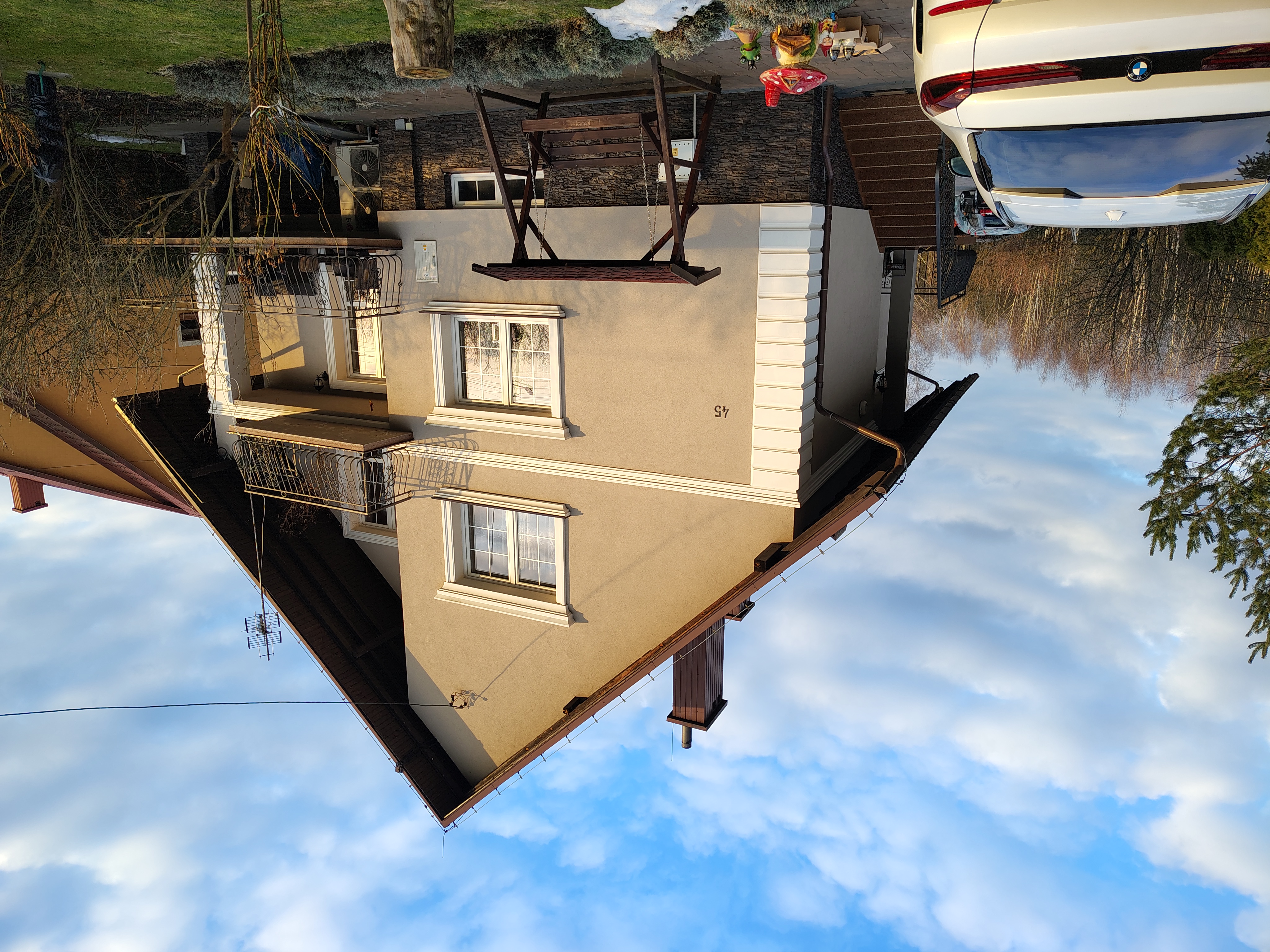 Dom jednorodzinny beżowa elewacja - widok 9