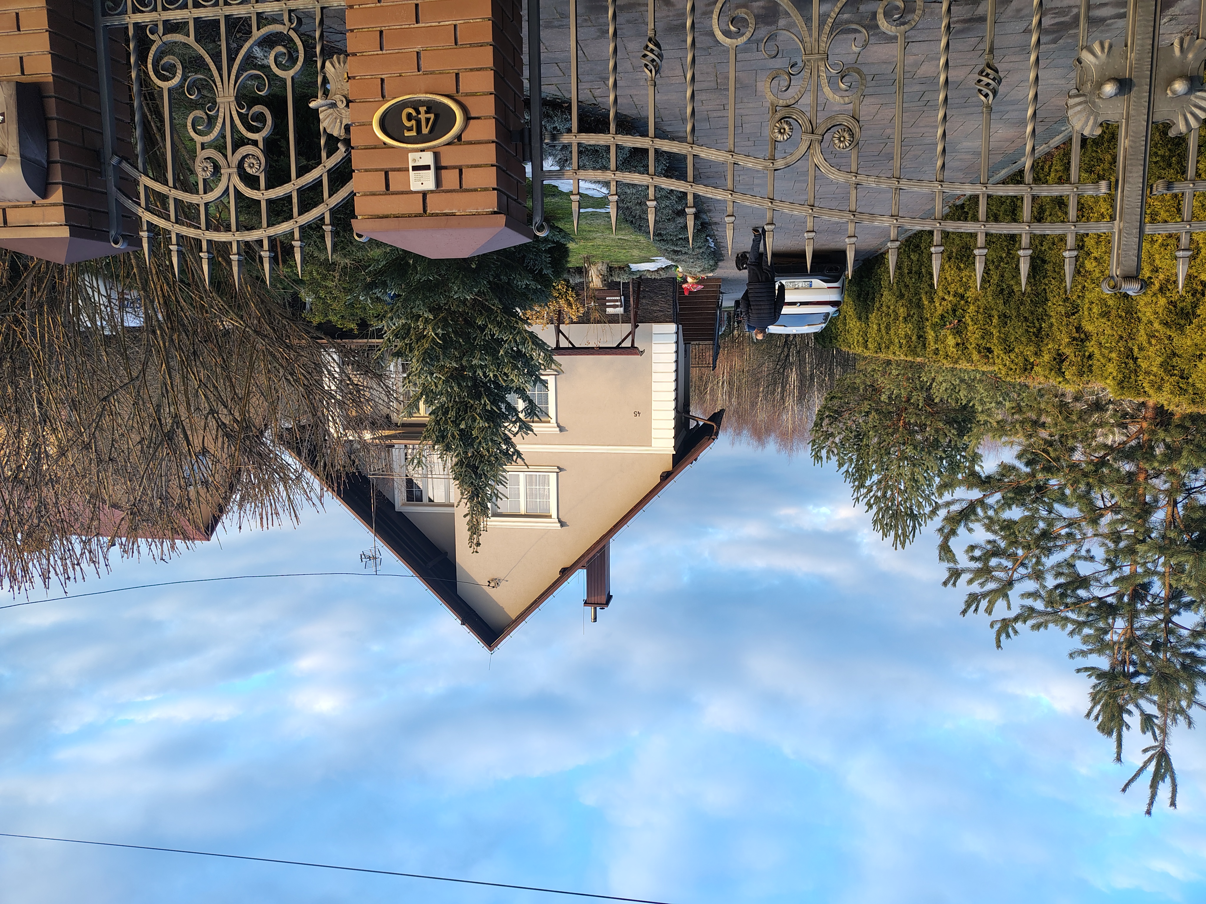 Dom jednorodzinny beżowa elewacja - widok 10