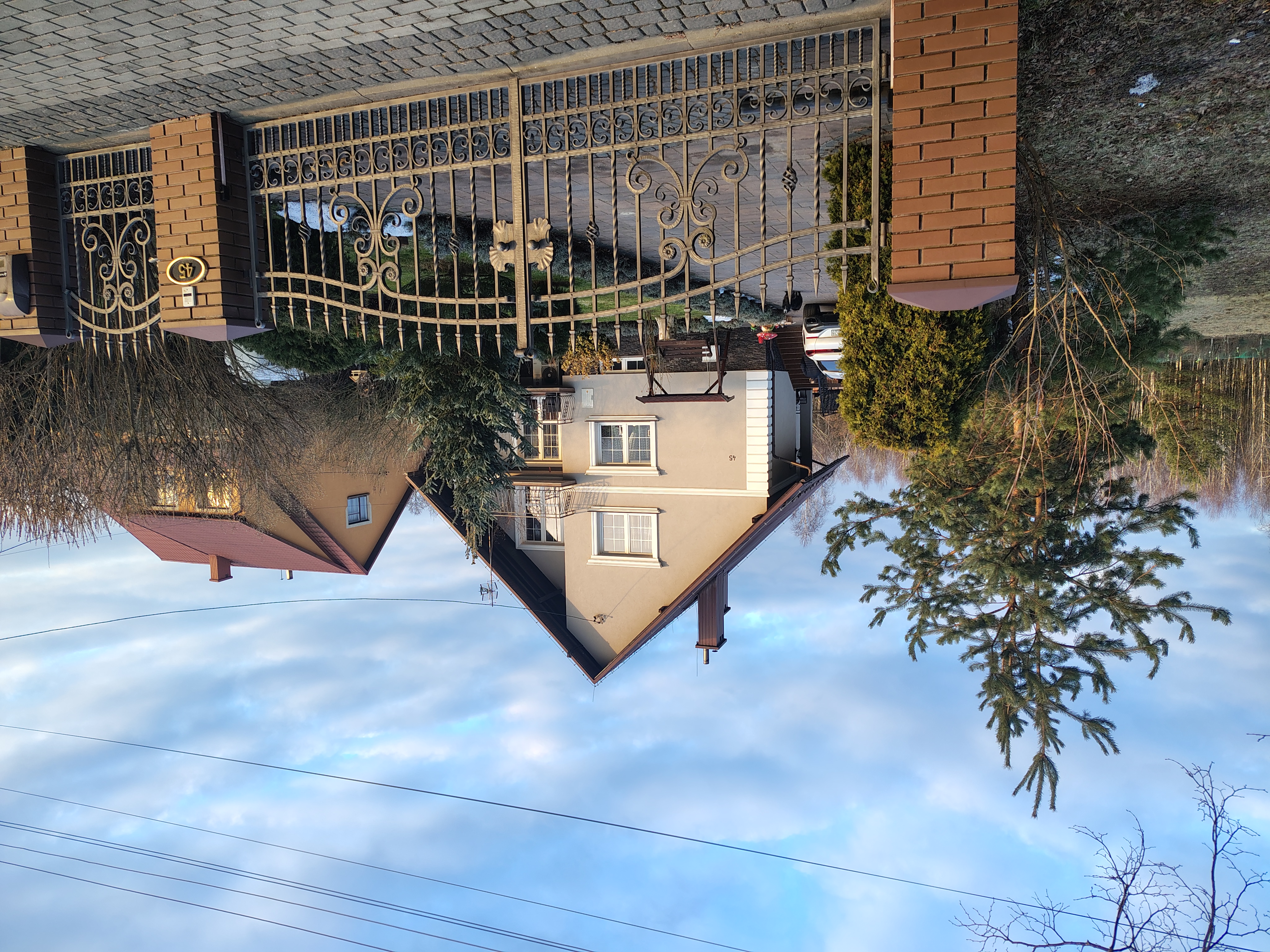 Dom jednorodzinny beżowa elewacja - widok 11