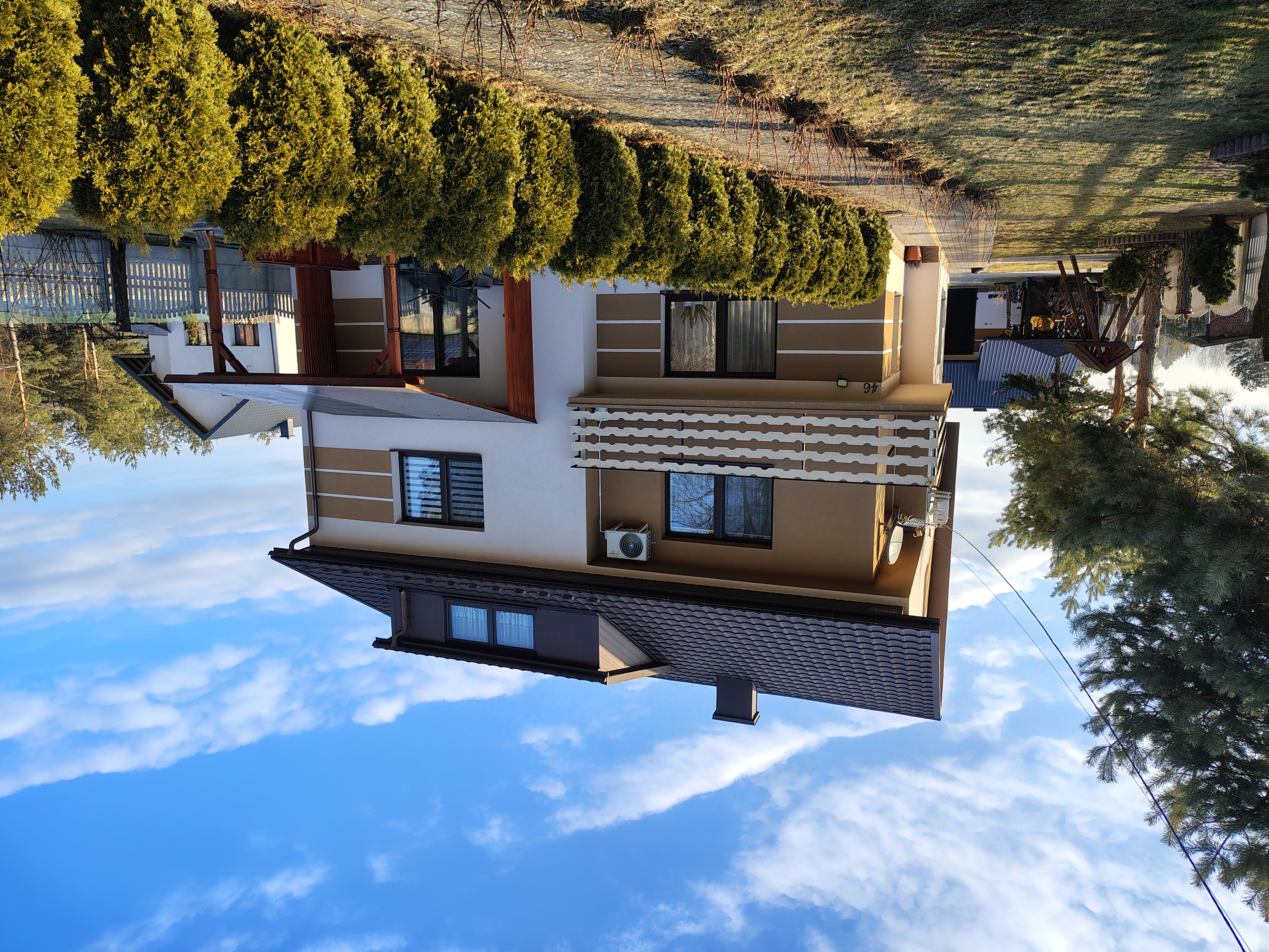 Dom jednorodzinny biała elewacja brązowe pasy - widok 1