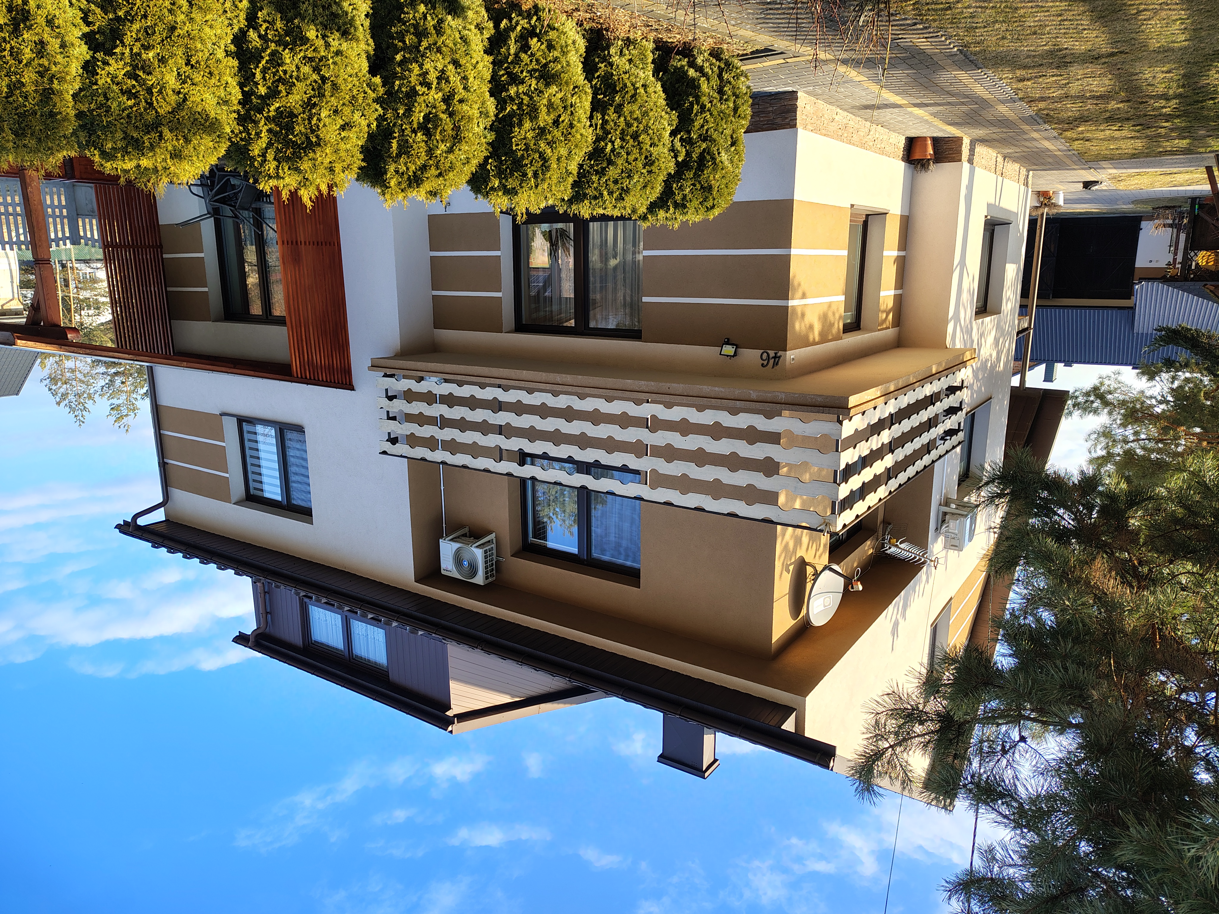 Dom jednorodzinny biała elewacja brązowe pasy - widok 2