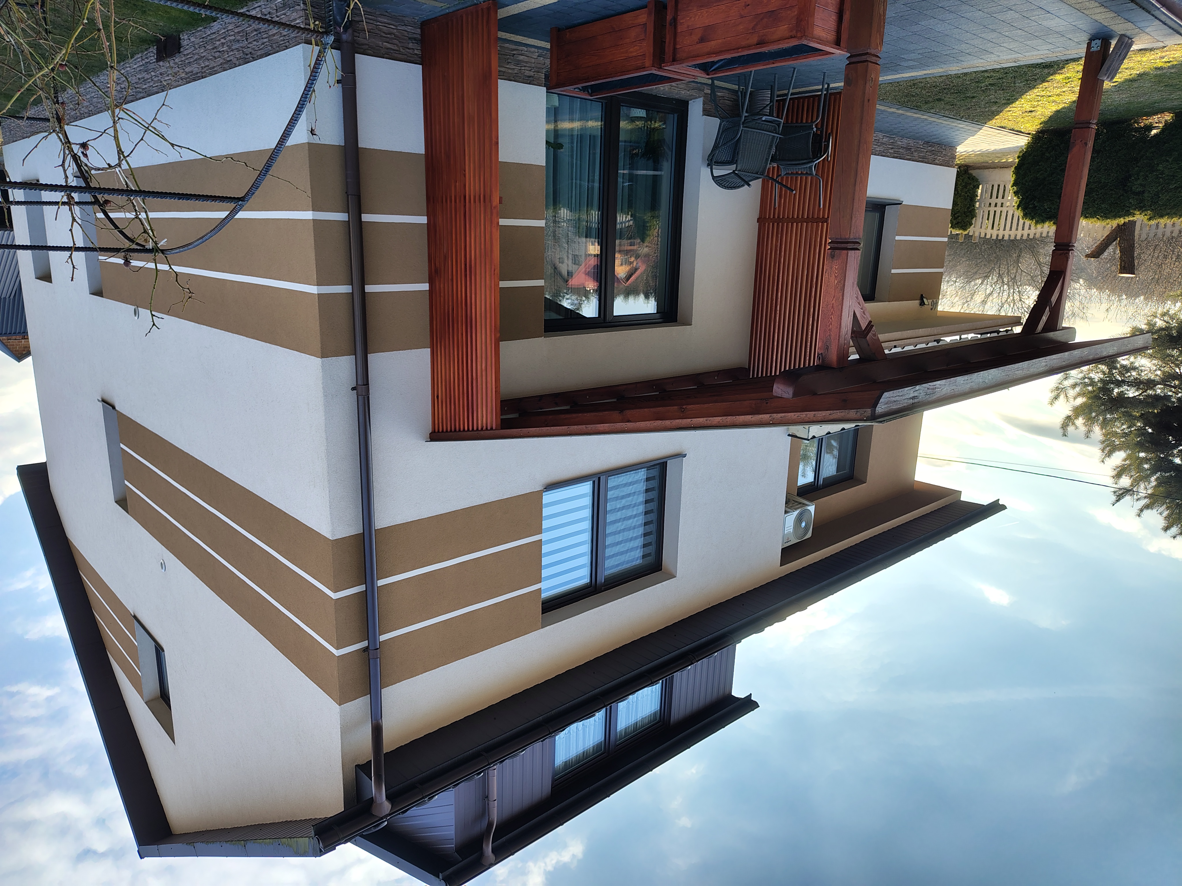 Dom jednorodzinny biała elewacja brązowe pasy - widok 3