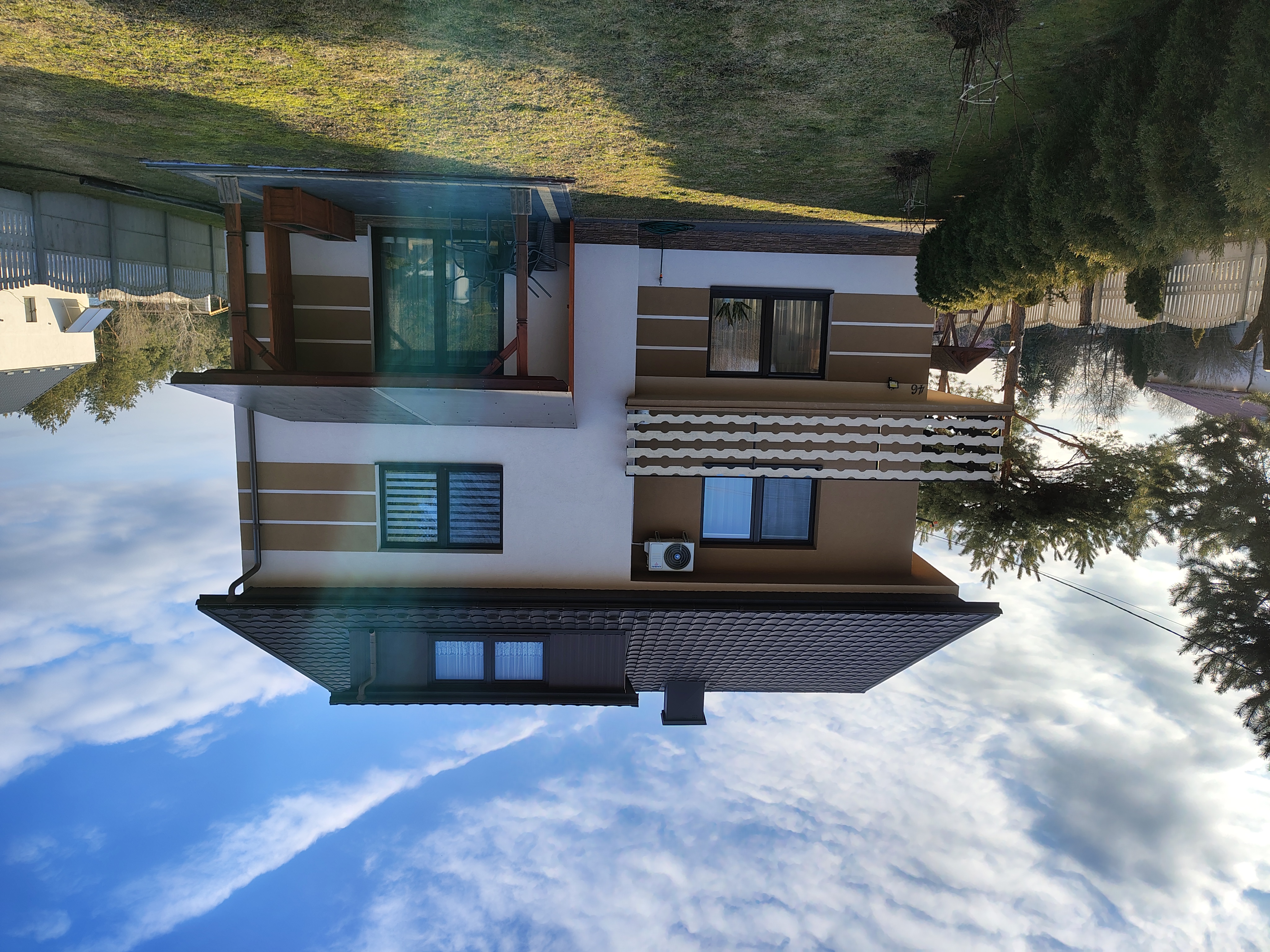 Dom jednorodzinny biała elewacja brązowe pasy - widok 5