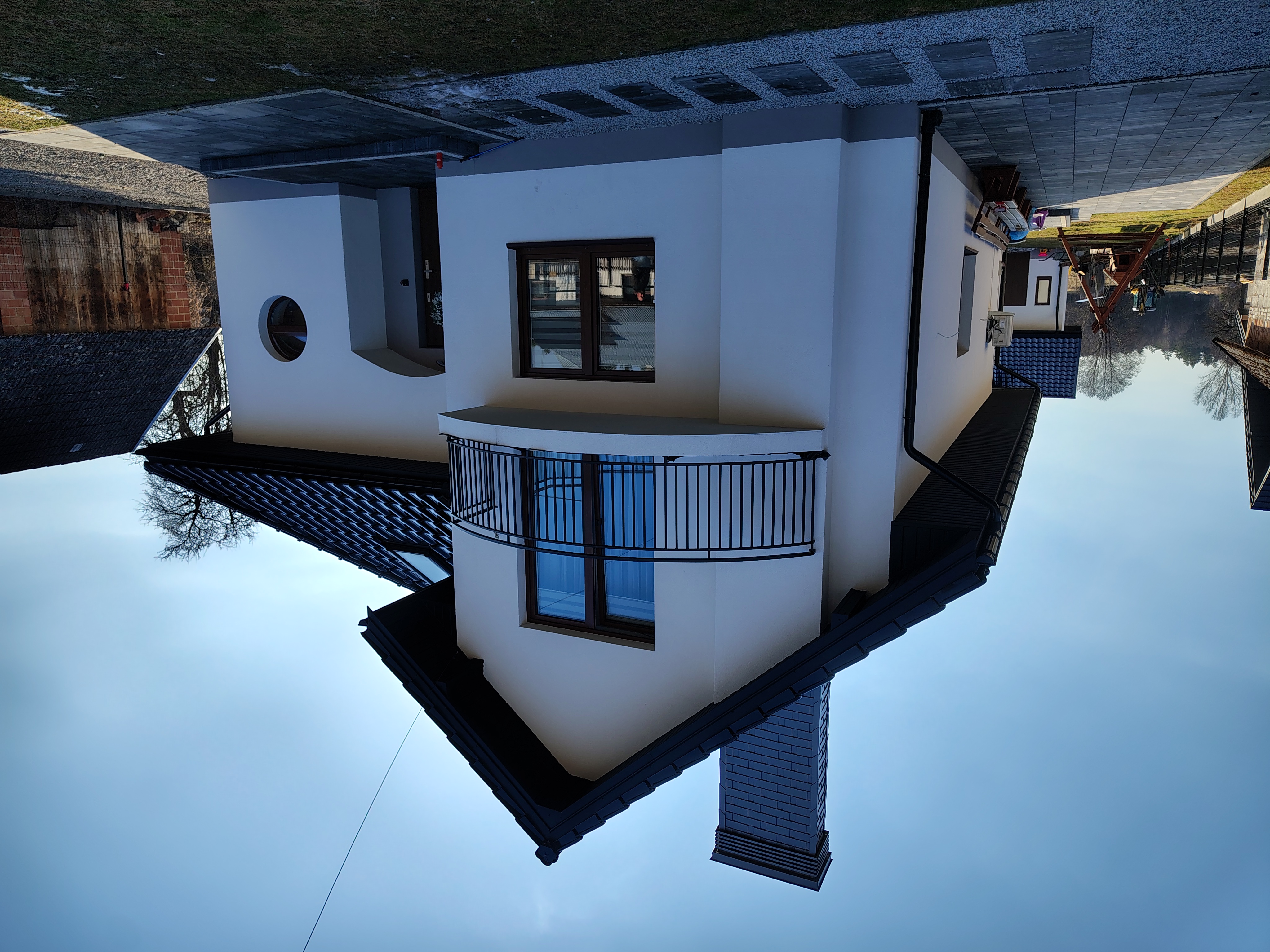 Dom jednorodzinny zaokrąglony balkon - widok 1