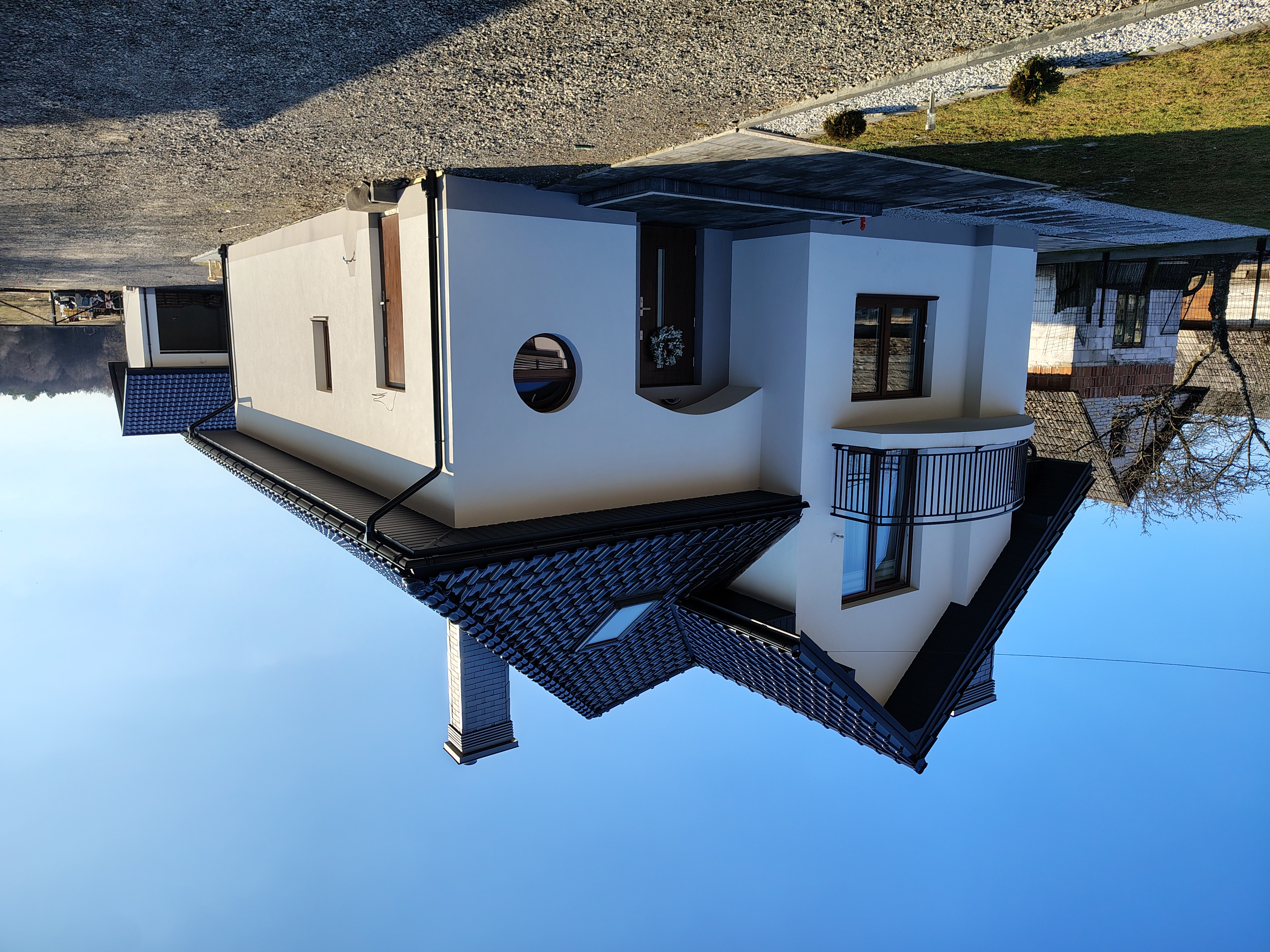 Dom jednorodzinny zaokrąglony balkon - widok 2