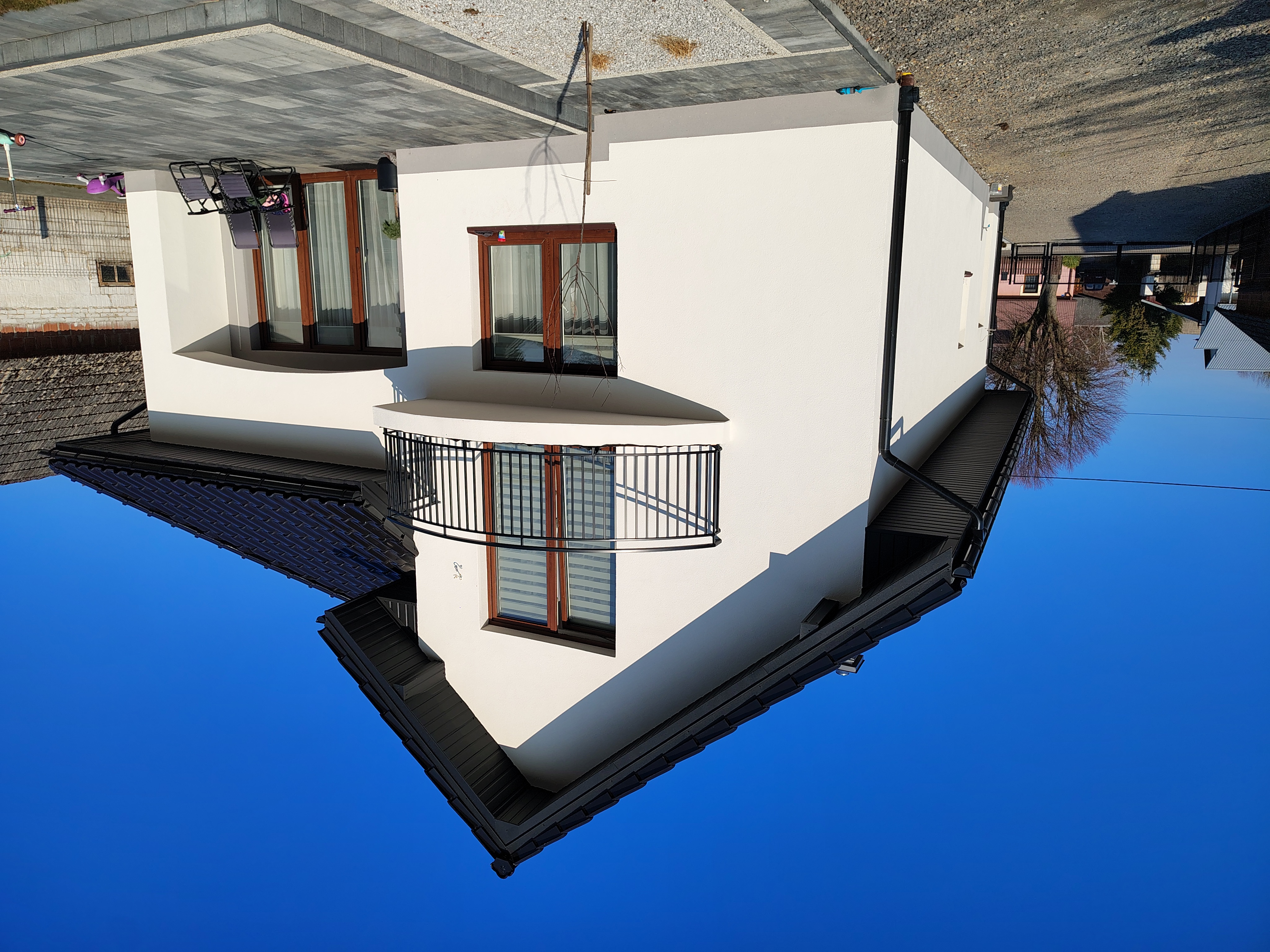 Dom jednorodzinny zaokrąglony balkon - widok 3