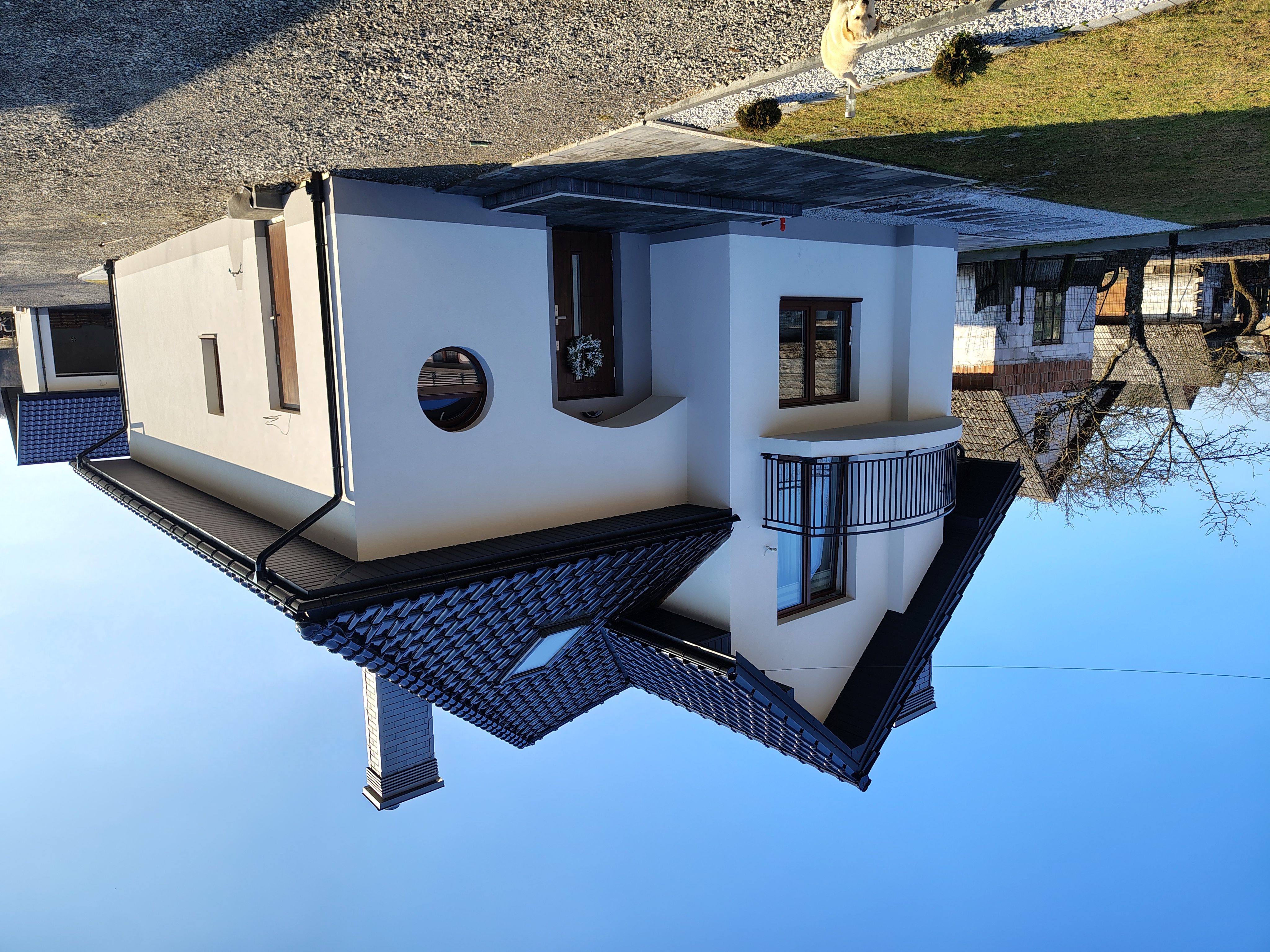 Dom jednorodzinny zaokrąglony balkon - widok 5