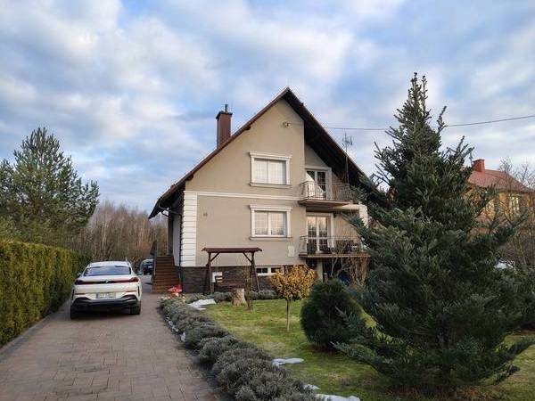 Dom jednorodzinny - beżowa elewacja