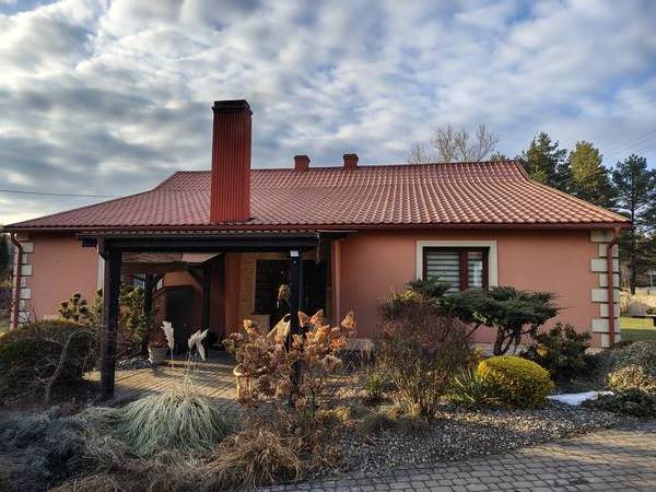 Dom jednorodzinny - kremowa elewacja z brązowymi belkami