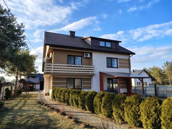 Dom jednorodzinny - biała elewacja z brązowymi pasami